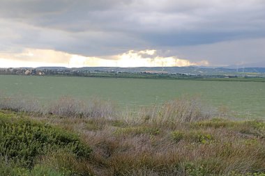 Larnaka, Kıbrıs'ta yağmurlu havalarda tuz gölü nün görünümü