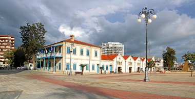 Larnaka, Kıbrıs - 03 Mart 2019: Avrupa Meydanı'ndaki belediye sanat galerisinin görünümü