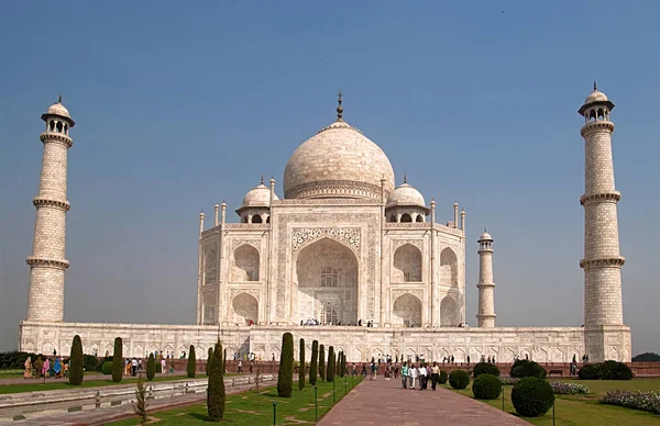 Agra, Indie-18 października, 2008: Taj Mahal to mauzoleum z białego marmuru z kości słoniowej na południowym brzegu rzeki Yamuna — Zdjęcie stockowe