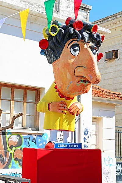Limassol, Cypern-mars 05, 2019: Giant full längd staty av en traditionell karneval karaktär — Stockfoto