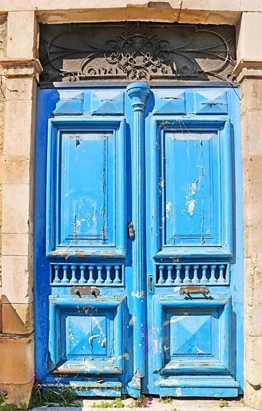 Utsikt över gamla blå dörren i Limassol. Cypern — Stockfoto