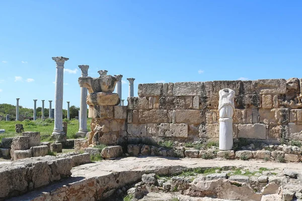Gazimağusa-Kuzey Kıbrıs Türk Cumhuriyeti yakınındaki Salamis şehir kalıntıları Romalılar — Stok fotoğraf