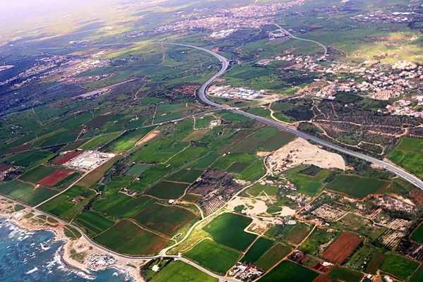 Vista de um avião da ilha de Chipre. Linha costeira com mar Mediterrâneo azul — Fotografia de Stock