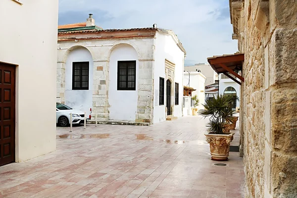 Yard van de kerk van Saint Lazarus, een laat-9e eeuwse kerk in Larnaca, Cyprus. Het behoort tot de kerk van Cyprus, een autocefale Grieks-orthodoxe kerk Grieks-orthodoxe kerk — Stockfoto