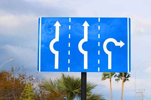 Дорожный знак над голубым небом в Ларнаке, Кипр — стоковое фото