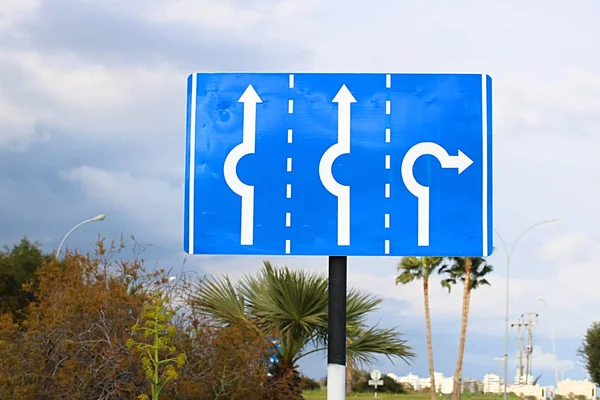 Дорожный знак в Ларнаке, Кипр — стоковое фото