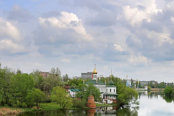 Ukrán templom közelében folyó tavasszal, Vinnytsia, Ukrajna — Stock Fotó