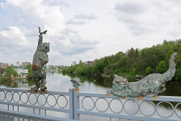 VINNYTSIA, UKRAINE - APRIL 29, 2019: Statue of couple of cats on the Kyiv bridge railing — Stock Photo, Image