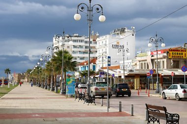 Larnaka, Kıbrıs - 03 Mart 2019: Palm gezinti sayarı Phinikoudes. Popüler turistik Avrupa hedef