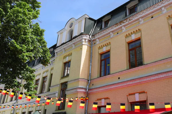 Κτίριο κοντά στο Υπουργείο εξωτερικής πολιτικής και σημαίες της Γερμανίας κατά τη διάρκεια των ημερών της Ευρώπης στην Ουκρανία, Κίεβο, Ουκρανία — Φωτογραφία Αρχείου