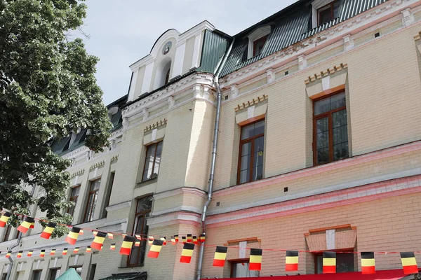 Ukrayna, Kiev, Ukrayna'da Avrupa günlerinde Dış Politika Bakanlığı ve Almanya bayrakları yakınındaki Bina — Stok fotoğraf