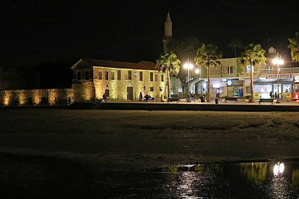 Castillo de Larnaca en el bulevar Finikoudes en Larnaca por la noche, Cypr —  Fotos de Stock