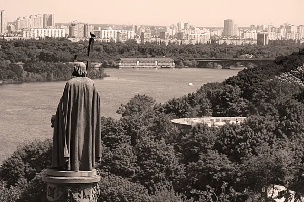 Monument Saint Vladimir dans le parc urbain Colline Volodymyrska et vue sur la rivière Dniepr à Kiev, Ukraine — Photo