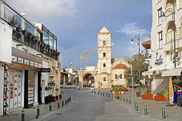 Larnaca, Kypr-březen 03, 2019: ulice Pavlu Valsamaki, turistická ulice vedoucí k církvi Saint Lazarus — Stock fotografie