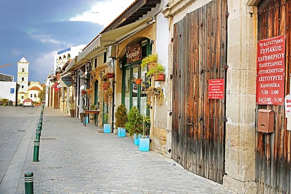 LARNACA, CHIPRE - 03 DE MARZO DE 2019: Calle Pavlou Valsamaki, una calle turística que conduce a la Iglesia de San Lázaro — Foto de Stock