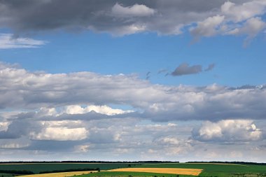 Alanları ve bulutlu gökyüzü ile kırsal