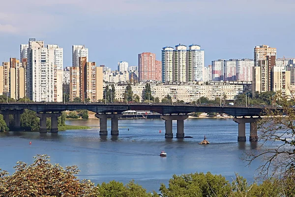 Landschap uitzicht op Dnipro rivier en de linker oever aan de overkant met nieuwe gebouwen in woonwijken, Kiev, Oekraïne — Stockfoto