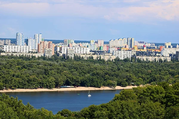 Landschap uitzicht op Dnipro rivier en de linker oever aan de overkant met nieuwe gebouwen in woonwijken, Kiev, Oekraïne — Stockfoto