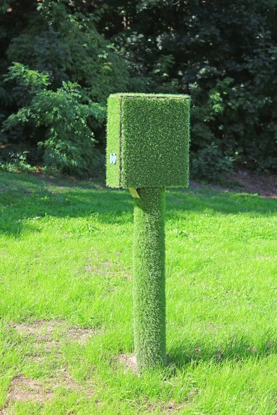 Punto di controllo camuffato da erba artificiale sullo sfondo di erba naturale — Foto Stock