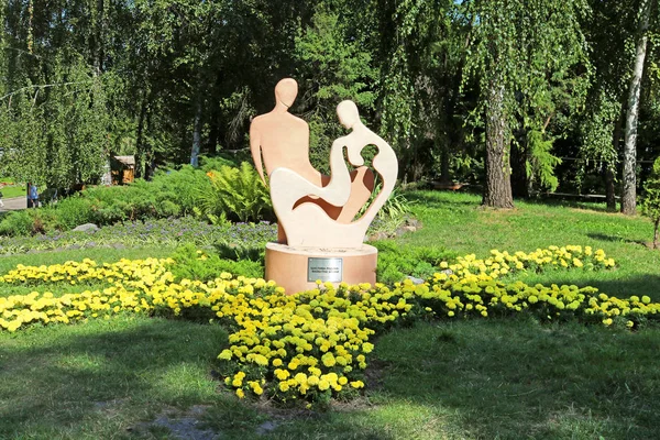 KYIV, UKRAINE-JULY 13, 2019: Monument HAPPY FAMILY - FUTURE OF THE COUNTRY — Stock Photo, Image