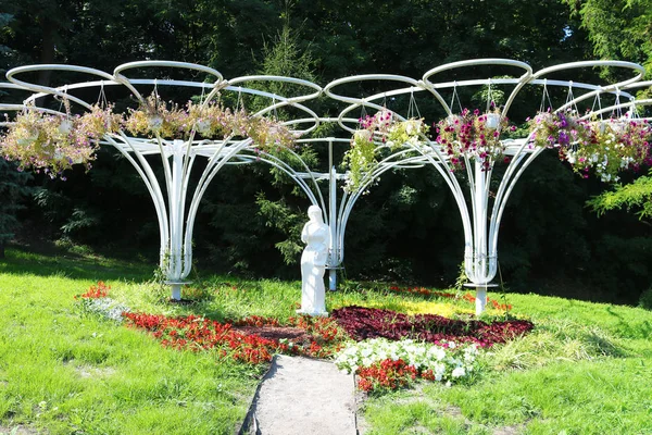 KYIV, UKRAINE-JULY 13, 2019: 14 de junho a 28 de julho na exposição de flores Spivoche Pole sob o nome "Flower Hellas " — Fotografia de Stock