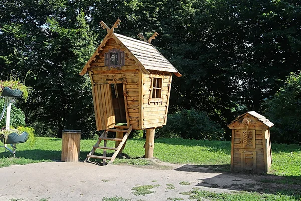 Dom Baba Yaga. W folklorze słowiańskim Baba Yaga jest istotą nadprzyrodzoną (lub jedną z trzech sióstr o tej samej nazwie), która pojawia się jako zdeformowana i/lub zaciekle wyglądający Kobieta — Zdjęcie stockowe