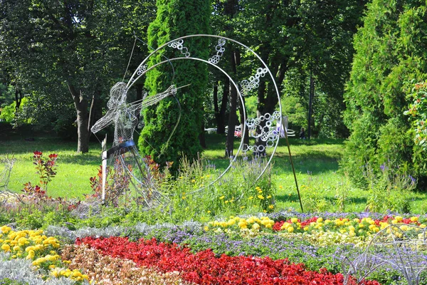 KYIV, UKRAINE-JULY 13, 2019: June 14- July 28 at Spivoche Pole flower exhibition under name "Flower Hellas". Archer — Stock Photo, Image