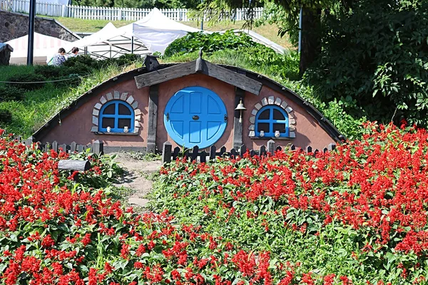 KYIV, UKRAINE-JULY 13, 2019: 14 de junho a 28 de julho na exposição de flores Spivoche Pole sob o nome de "Flower Hellas". Casa de hobbit — Fotografia de Stock