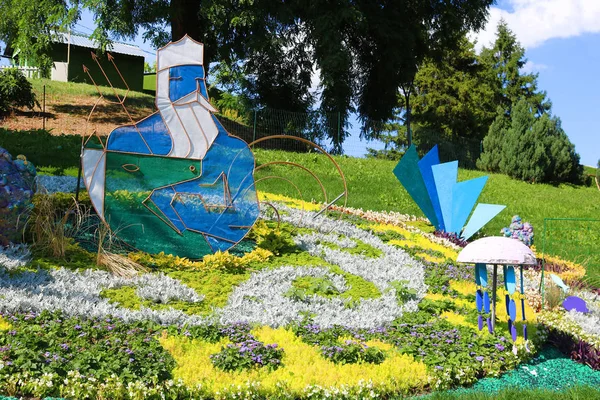 Київ, Україна-13 липня 2019:14 червня-28 липня в Співоче поле Квіткова виставка під назвою "Квіткова Еллади" — стокове фото