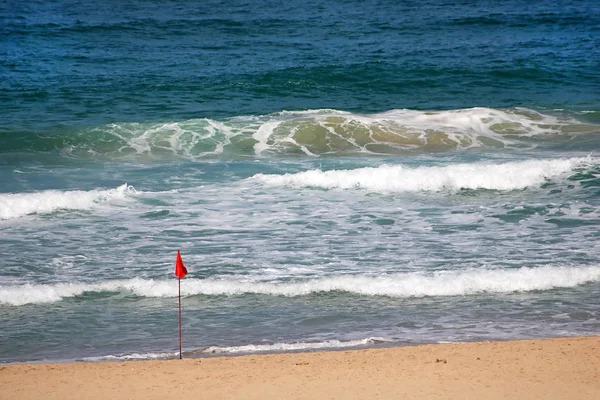 Utsikt över Medelhavet. Röd flagga på sandstrand för varning för farligt att bada i havet i Ashkelon, Israel — Stockfoto