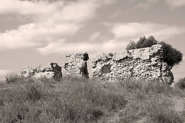 Ruïnes van de muur in het Park, Ashkelon, Israël — Stockfoto