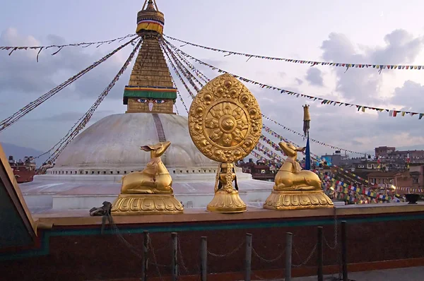 Boudhanath Stupa från närliggande buddhistiska tempel med två rådjur och hjul i livet på förgrunden i Kathmandu, Nepal — Stockfoto