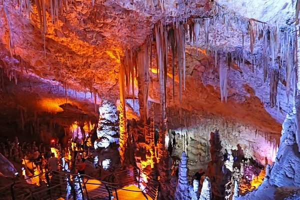 Haifa, Izrael-23 září 2017: Avšalom jeskyně, také známý jako Soreq Cave, velký stalaktity jeskyně poblíž Haifa v Izraeli. — Stock fotografie