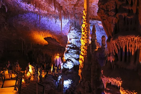 BEIT-SHEMESH, ISRAEL - 23 de septiembre de 2017: Avshalom Cave, también conocida como Soreq Cave, una gran cueva de estalactitas cerca de Beit-Shemesh en el centro de Israel —  Fotos de Stock