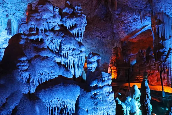 BEIT-SHEMESH, ISRAEL - 23 de septiembre de 2017: Avshalom Cave, también conocida como Soreq Cave, una gran cueva de estalactitas cerca de Beit-Shemesh en el centro de Israel —  Fotos de Stock