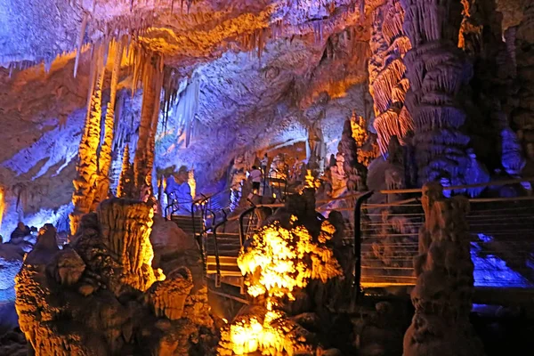 Haifa, Izrael-23 září 2017: Avšalom jeskyně, také známý jako Soreq Cave, velký stalaktity jeskyně poblíž Haifa v Izraeli. — Stock fotografie