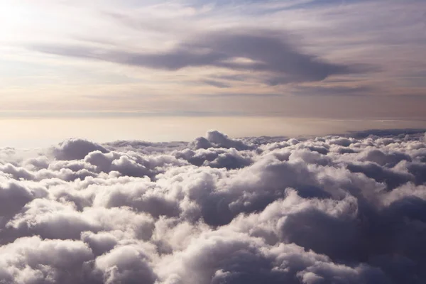 Vista del cielo en el avión. Hermoso cielo por encima de las nubes con luz dramática en la noche. Vista de cabina — Foto de Stock