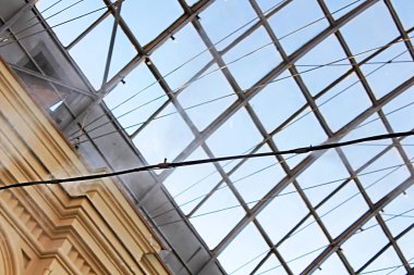 Sakız şeffaf tavan ve iç hava soğutma için sis meme su püskürtme sistemi. İç mağaza Sakız, Kızıl Meydan, Moskova, Rusya Federasyonu