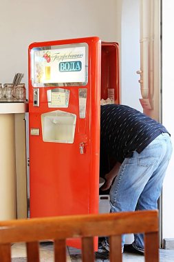 Moskova, Rusya - 05 Haziran 2013: Çalışan Gum (Devlet Alışveriş Merkezi) kafede soda otomat doldurur. Bu tür makineler 70'li, 80'li yıllarda Sovyet zamanlarında popüler oldu