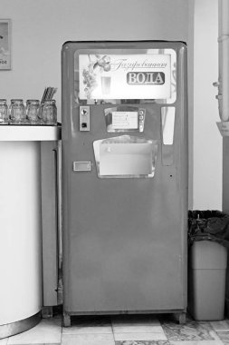 Moskova, Rusya - 05 Haziran 2013: Gum kafede soda otomatı (Devlet Alışveriş Merkezi). Bu tür makineler 70'li, 80'li yıllarda Sovyet zamanlarında popüler oldu