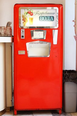 Moskova, Rusya - 05 Haziran 2013: Gum (Devlet Alışveriş Merkezi) kafede kırmızı soda otomat. Bu tür makineler 70'li, 80'li yıllarda Sovyet zamanlarında popüler oldu
