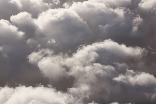 Vista de nubes desde el avión. Cloudscape por la noche — Foto de Stock