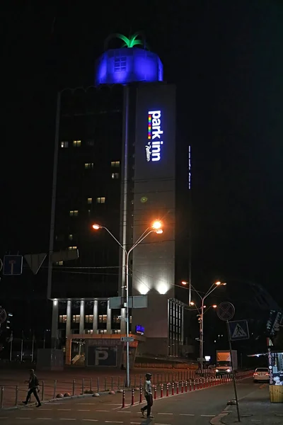 Kyiv, Ukraine - 04. August 2019: das Parkgasthaus beim radisson kyiv troyitska Hotel in der Nähe des olimpiyskiy-Stadions auf dem Troytska-Platz im Stadtzentrum bei Nacht — Stockfoto