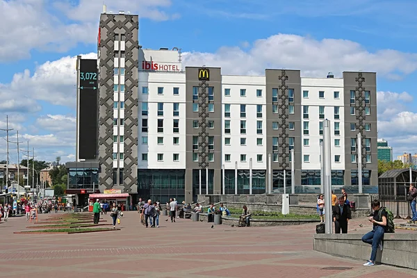 KYIV, UKRAINE - AUGUST 04, 2019: IBIS hotel building with mcdonalds on ground floor near railway train station. View from Polzunova Street — Stock Photo, Image