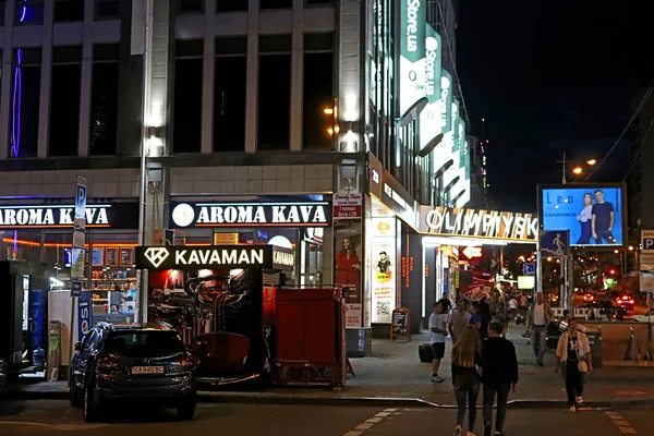 KYIV, UCRANIA - 04 de agosto de 2019: Vida nocturna en el centro de la ciudad. Vista del cono de Phiskultury Street y Velika Vasilkovska cerca de la estación de metro Olimpiyska por la noche —  Fotos de Stock