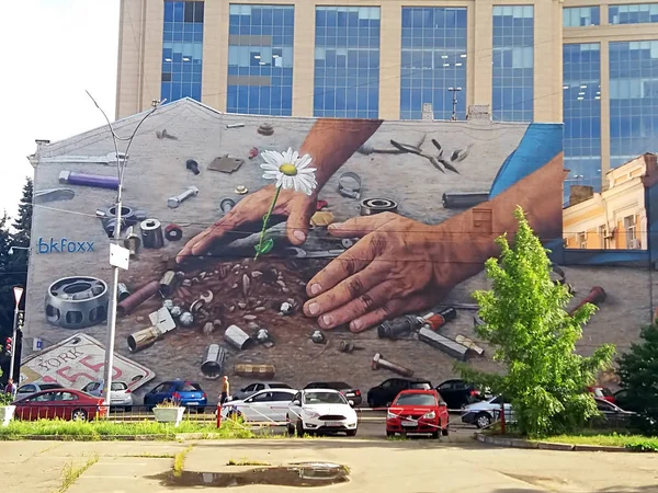 Kiev, Ukrayna - 06 Ağustos 2019: Moskovska Caddesi üzerinde bulunan ve 30 yaşındaki Moskovska Caddesi üzerinde yer alan "Rise Up in the Dirt" duvar resmi Kasım 2017'de dünyanın en iyi duvar resimleri nden biri olarak kabul edildi. Stok Fotoğraf