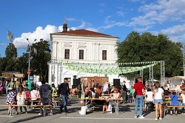 Kiev, Ukrayna - 13 Temmuz 2019: Fuardaki insanlar Made In Ukraine'de bir gıda bölgesinde, hafta sonu sokak pazarı festivali, el sanatları fuarları