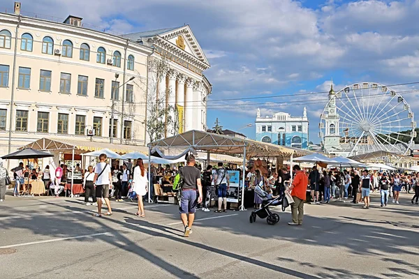 Kiev, Ukraina-13 juli 2019: människor på mässan som gjorts i Ukraina på en Matzon, en gatumarknad Festival i helgen, hantverksmässor och utsikt över National University of Kyiv-Mohyla Academy (vänster) — Stockfoto