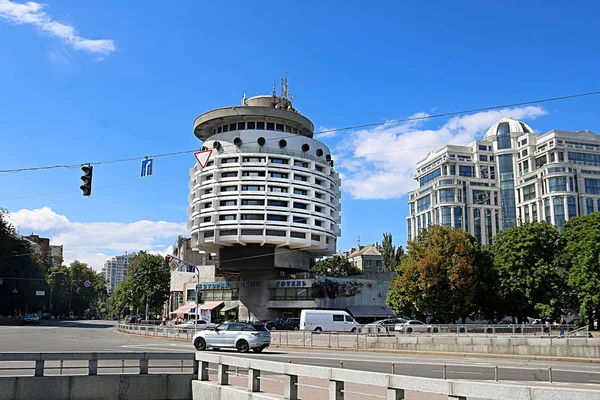 KYIV, UKRAINE - JULY 13, 2019: Salut Hotel in the center of the city. Three-star 7-storey hotel in Kiev with 100 rooms (90 single and 10 two-room "suites"), built in 1984 according to the design of architect A. Miletsky — Stock Photo, Image