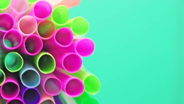 Mavi arka plan üzerinde birçok çok renkli plastik kokteyl tüpleri Olağandışı üst görünümü. Parlak neon renklerde pipetler içmek. Kopya alanı. Afiş. Eko kavramı